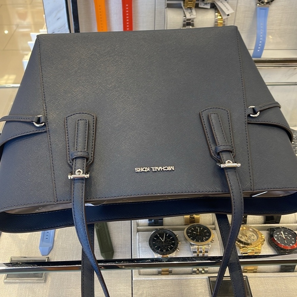 Michael Kors Voyager Large Saffiano Leather Tote Bag
Navy
NWT - Picture 15 of 16